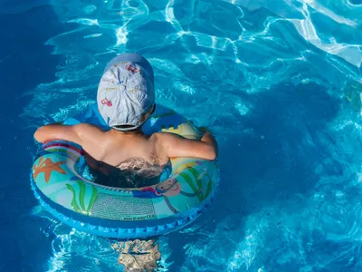 5 Cara Tepat Mengajari Anak Berenang